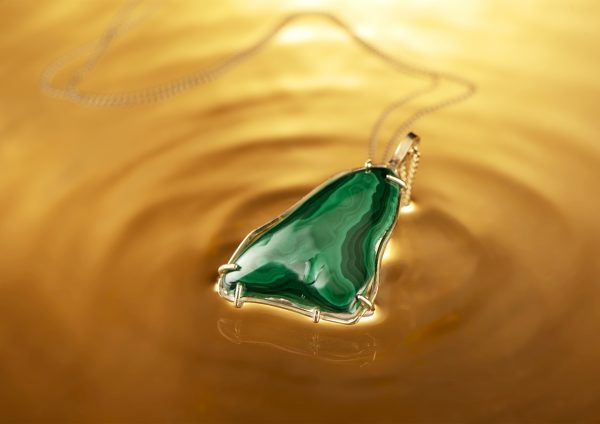 Gouden hanger met malachiet, Vanessa Belgers Design, Va Bella